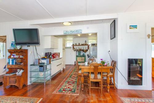 Stunning Oceanfront Beach House - Raglan Holiday Home