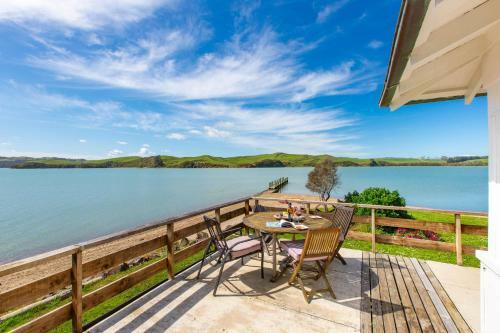 Stunning Oceanfront Beach House - Raglan Holiday Home