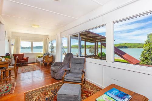 Stunning Oceanfront Beach House - Raglan Holiday Home