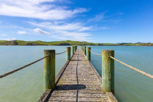 Stunning Oceanfront Beach House - Raglan Holiday Home