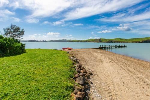 Stunning Oceanfront Beach House - Raglan Holiday Home