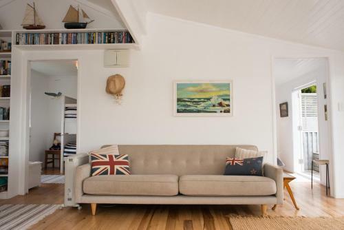 Bay View Beach House - Raglan Holiday Home