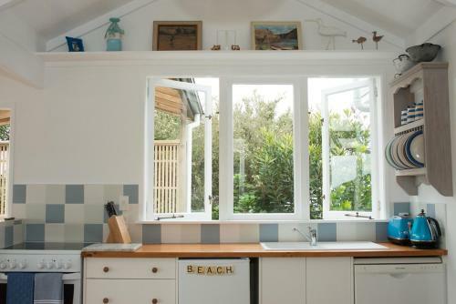 Bay View Beach House - Raglan Holiday Home