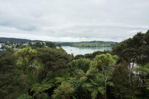 Bay View Beach House - Raglan Holiday Home