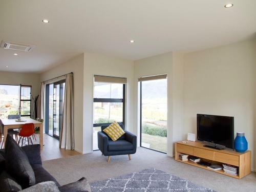 Wanaka Views - Wanaka Holiday Home