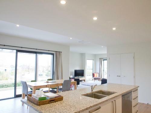 Wanaka Views - Wanaka Holiday Home