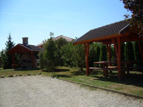 Csal�dbar�t Fah�z