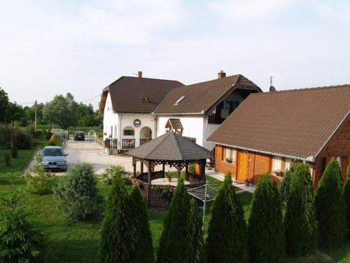 Csal�dbar�t Fah�z