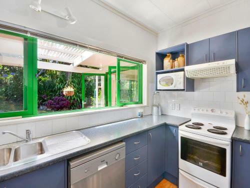 Bay Cottage - Surfdale Holiday Home