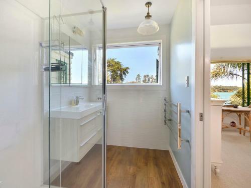Bay Cottage - Surfdale Holiday Home