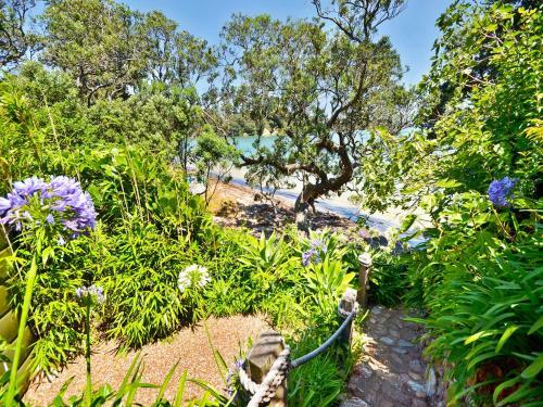 Bay Cottage - Surfdale Holiday Home