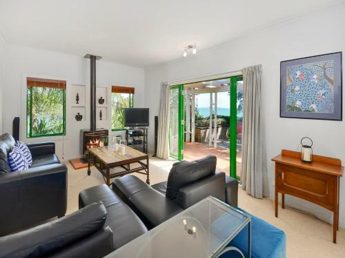 Bay Cottage - Surfdale Holiday Home