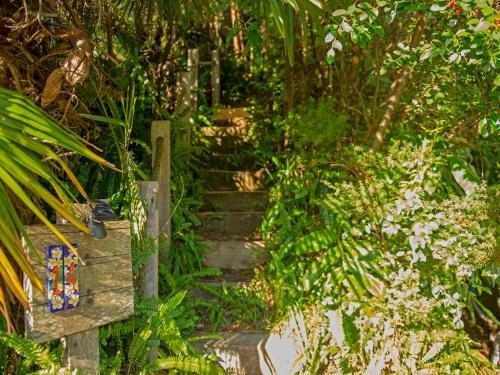 Tairua Treehouse - Tairua Holiday Home