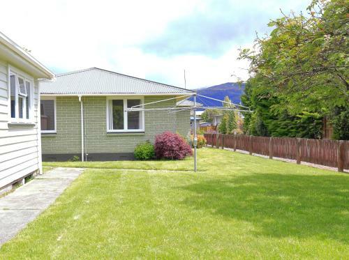 Green Cottage - Te Anau Holiday Home