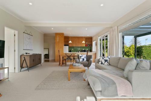Rainbow Point Escape - Taupo Holiday Home