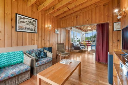 Queenie - Waikanae Beach Holiday Home