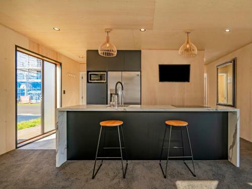 The Front Deckhouse - Whangamata Holiday Home