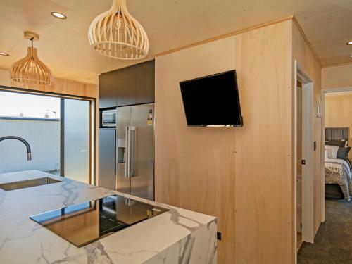 The Front Deckhouse - Whangamata Holiday Home