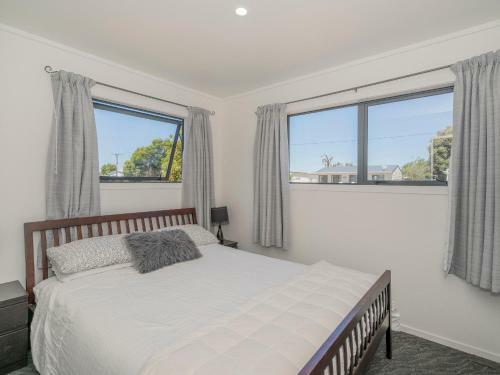Shore Beats Work - Whangamata Holiday Home