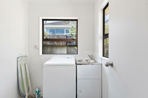 Mt Beach Retreat - Mt Maunganui Holiday Home