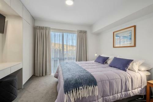 Misty Lakes - Queenstown Lakefront Apartment