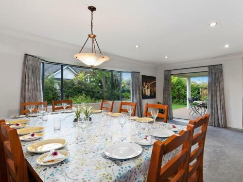 Holdens Bay Retreat - Rotorua Holiday Home