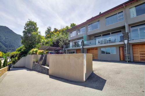 Diamond Villa - Lake Views, Central Location