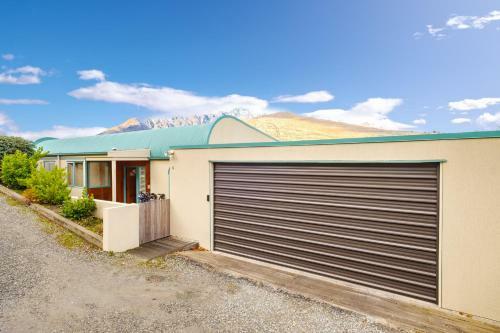 Huge Lakefront Delight - Queenstown Holiday Home
