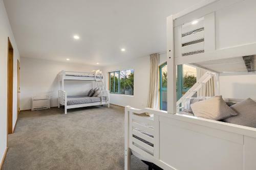 Huge Lakefront Delight - Queenstown Holiday Home