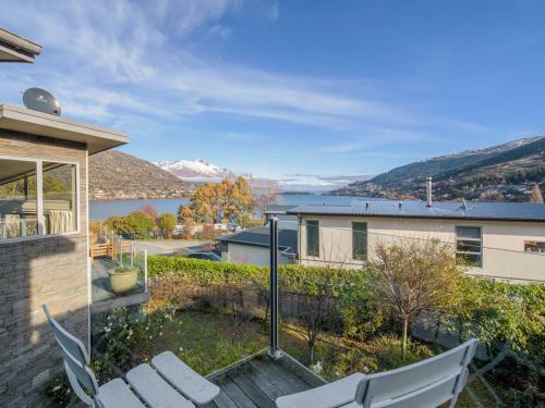 Lake Views On Yewlett - Queenstown Holiday Home