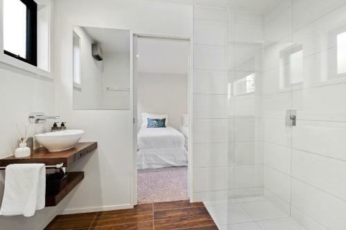 Cedar Lodge - Jacks Point Holiday Home