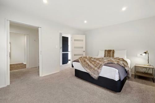 Cedar Lodge - Jacks Point Holiday Home