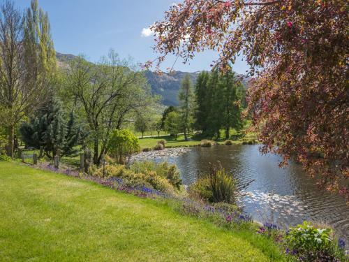 Lakes Retreat - Queenstown Holiday Home