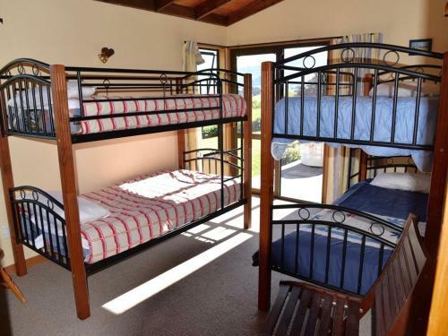 Port Watch - Akaroa Holiday Home