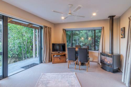 Fantail Cottage - Akaroa Holiday Home
