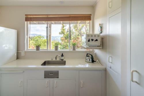 Hilltop Haven - Akaroa Holiday Home