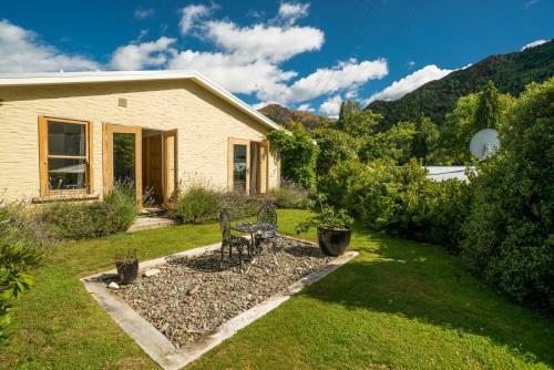 Jack's Cottage - Arrowtown Holiday Home