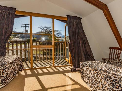 Cosy Warm Log Cabin - Ohakune Holiday Home