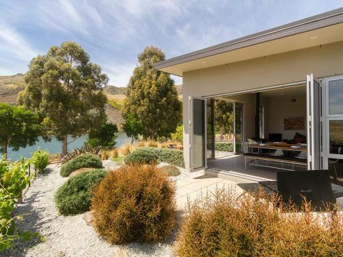 Sunhaven Lakeside - Cromwell Holiday Home