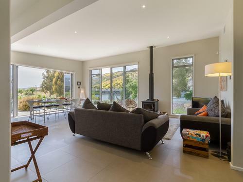 Sunhaven Lakeside - Cromwell Holiday Home