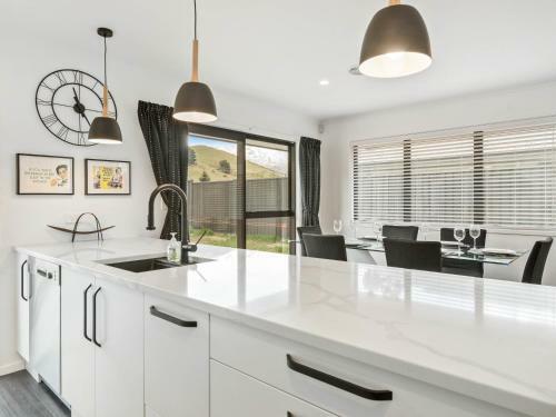 Modern Mount Pisa - Cromwell Holiday Home
