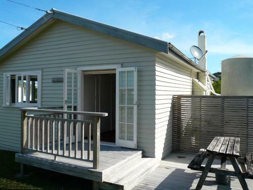 Ridge Cottage - Oneroa Holiday Home