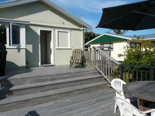 Ridge Cottage - Oneroa Holiday Home