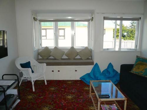 Ridge Cottage - Oneroa Holiday Home