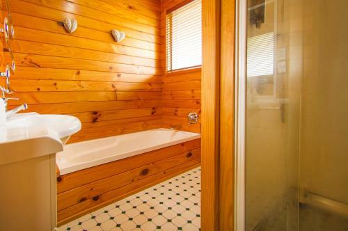 Cathedral Retreat - Hahei Holiday Home
