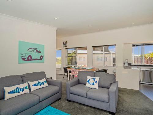 Sunshine Holidaze - Matarangi Holiday Home
