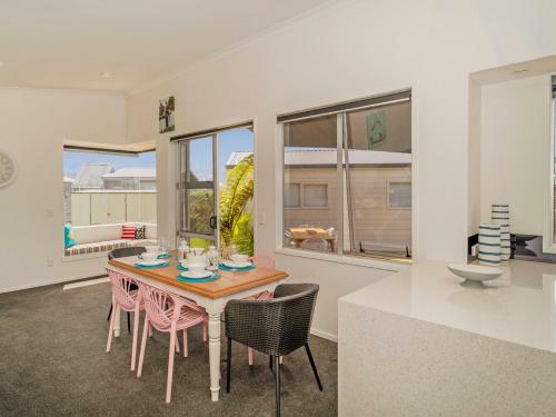 Sunshine Holidaze - Matarangi Holiday Home
