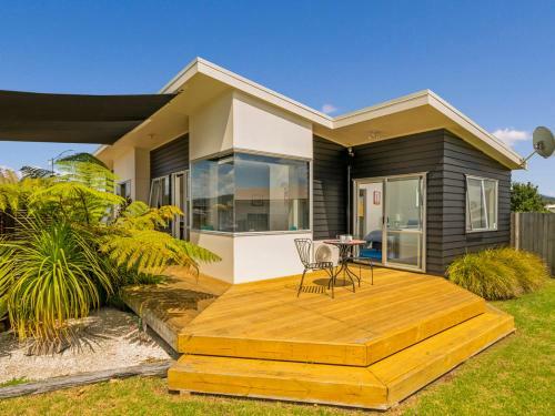 Sunshine Holidaze - Matarangi Holiday Home