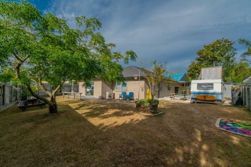 Rose's Beach Pad - Matarangi Holiday Home