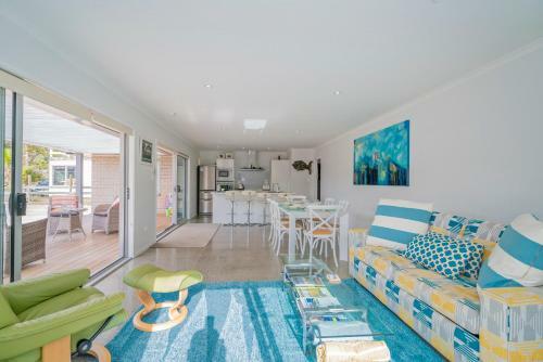 Rose's Beach Pad - Matarangi Holiday Home